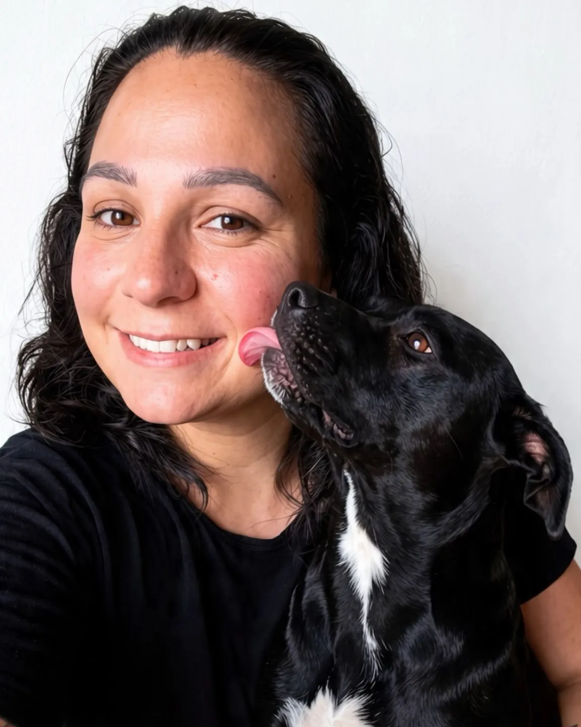Valeria Borda, addestratrice cinofila, con uno dei cani della struttura